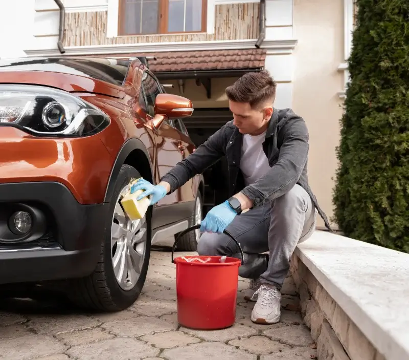 Lavage auto à domicile Saint-Ismier : professionnel intervenant sur un véhicule